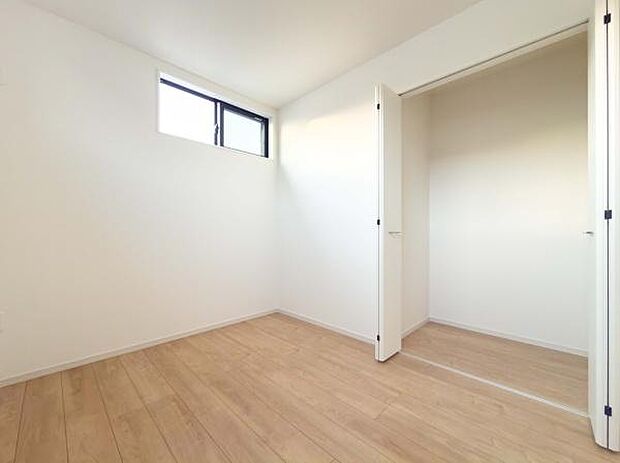 お子様の「自分で片付け」を応援する収納。成長に合わせた使いやすさが、自立心を育みます。整頓の習慣が身につく、家族に優しい設計です。