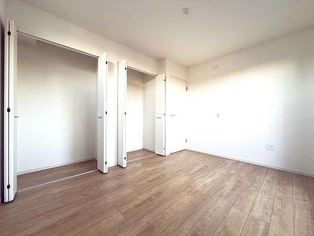 見た目以上の収納力を現地で。各部屋に備わったクローゼットが、家族それぞれのプライベート空間を美しく、快適に保つための強い味方です。