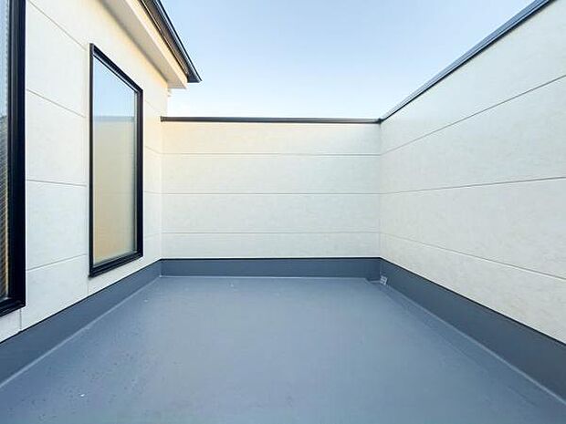 広い空を独り占めするバルコニー。週末は家族でブランチを楽しみませんか。心地よい風が吹き抜ける、贅沢なひとときがここで叶います。