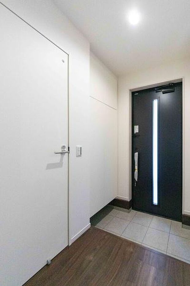 家族の靴や外遊び道具も片付く大型収納。スッキリ玄関で快適な毎日を。