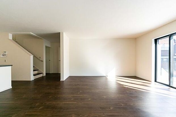 どこにいても光を感じる開放的なリビング。家族みんながのびのび暮らせます