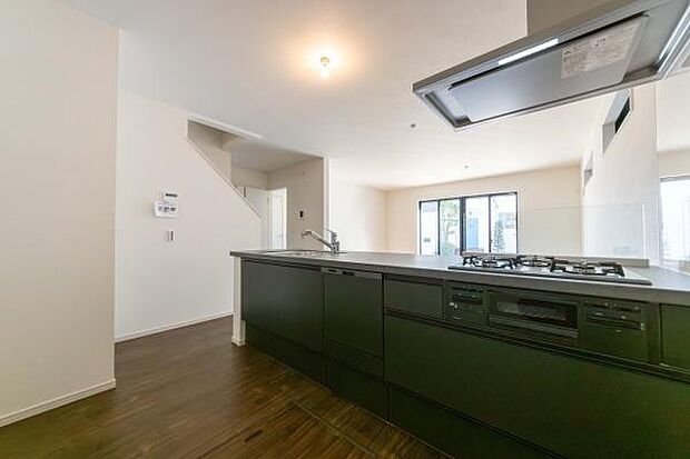 収納豊富なキッチンで、いつもスッキリ。子育て世代に嬉しい、機能美が光る住空間です。