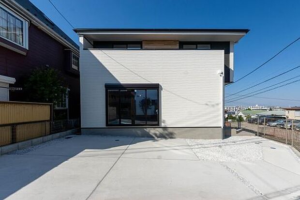 光溢れる角地に、愛車2台が映える邸宅。家族の笑顔を乗せて、輝く未来へ走り出そう。