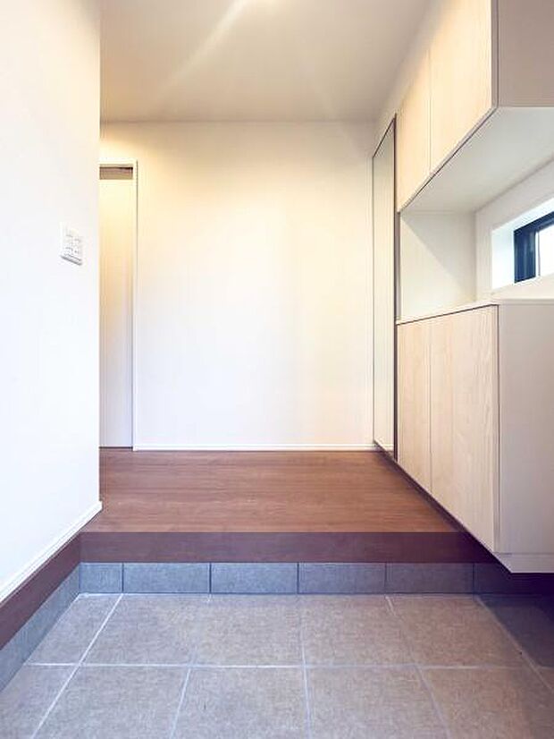 お出かけ前の身だしなみチェックに便利な大型ミラーを完備。ベビーカーも置きやすいゆとりの空間と、木の温もりが家族の安らぎの毎日を演出します。