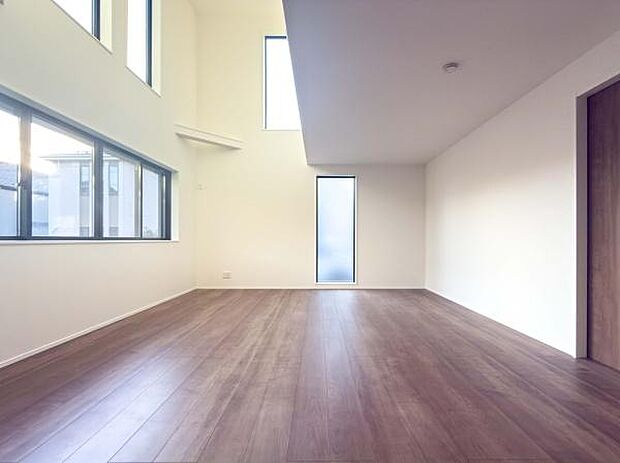 吹き抜けから陽光が降り注ぐ、開放感あふれるリビング。高い天井が家族の心まで明るくしてくれます。心地よい一日の始まりをここで迎えませんか。