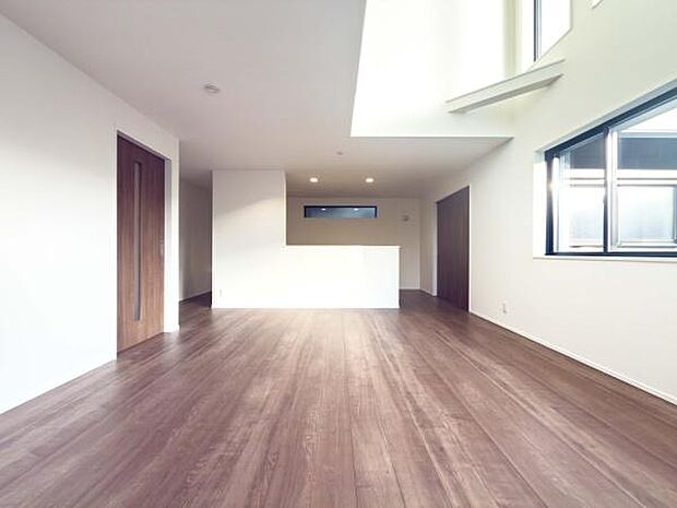 深呼吸したくなるような、空へと広がるリビング。家族の笑い声が優しく響き渡る住まいで、未来の思い出を彩る新しい暮らしを始めましょう。