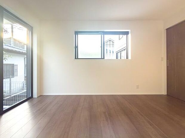 柔らかな陽光がたっぷり注ぐ明るい洋室。家族の笑顔が溢れる、温かい時間をここで育みませんか。新しい生活のステージへ。