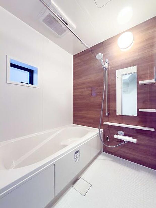 足を伸ばせる広々バスルーム。お子様と並んでお風呂に入れば、今日一日の出来事も自然と弾みます。木の温もりに包まれ家族の絆が深まる場所。