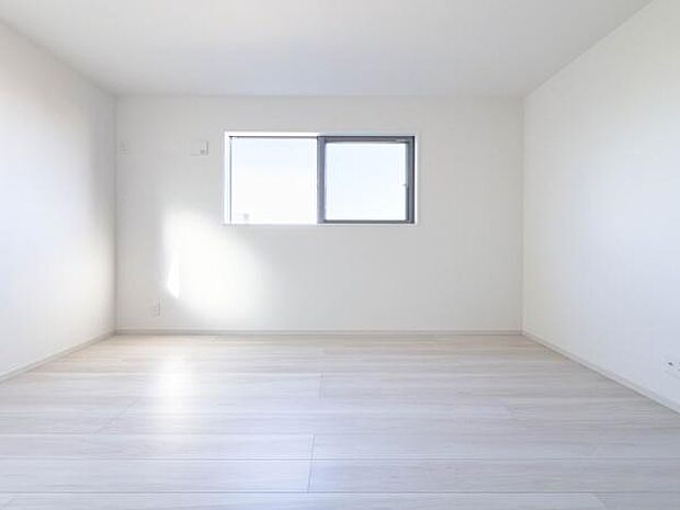 洗練されたシンプルなデザインがお好みの家具を引き立てます。家族の個性を大切にできる、自分らしく寛げる居心地の良いプライベート空間。