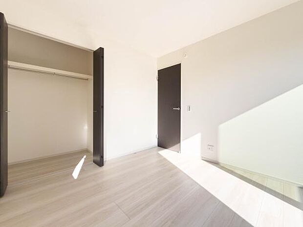 白を基調とした清潔感溢れる空間。木の温もりとたっぷりの収納が、毎日の暮らしに安らぎをもたらします。自分らしいデザインを楽しめる一部屋です。