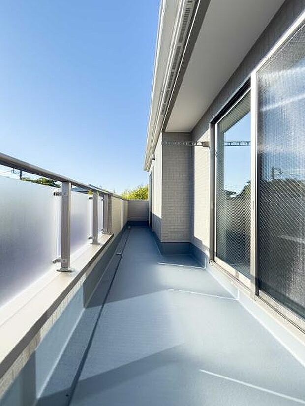 太陽が心地よいワイドバルコニー。洗濯物も一気に乾き忙しい毎日を応援。青空の下で家族の笑顔が広がる、開放感あふれる特別な場所です。