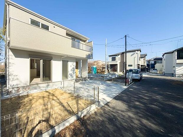 清潔感あふれるモダンな佇まい。ゆとりある駐車スペースは、週末の家族ドライブやアウトドアの準備もスムーズに楽しめます。