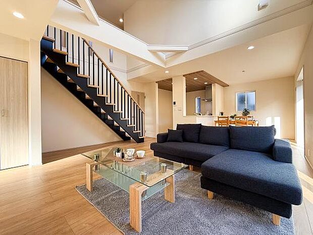 スタイリッシュな階段が目を引く上質な空間。デザイン性と子育てのしやすさを両立した、家族に寄り添う開放的な住まい。