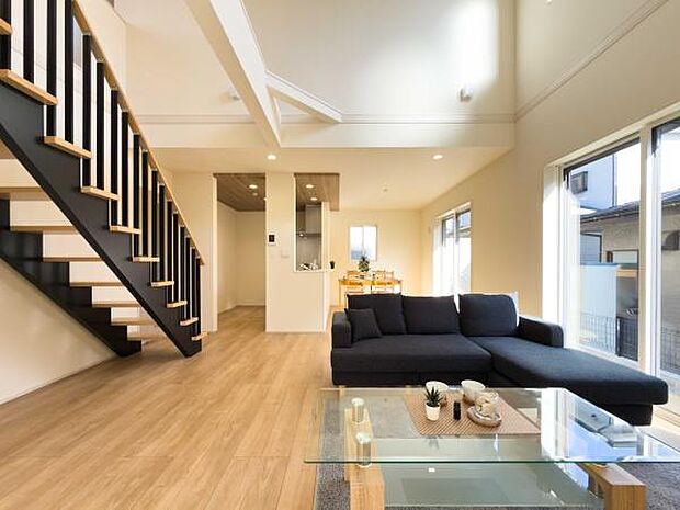 スタイリッシュな階段が目を引く上質な空間。デザイン性と子育てのしやすさを両立した、家族に寄り添う開放的な住まい。