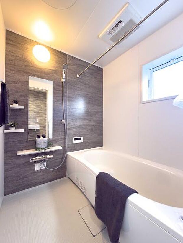 シックなアクセントパネルが彩る、ホテルライクな寛ぎ空間。広々とした浴槽で親子一緒に温まれば、一日の疲れも心地よく解けていきます。