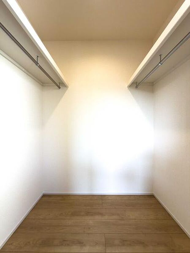 憧れの収納空間で、朝の身支度もスムーズに。季節の衣類もまとめて収まる贅沢な広さが、毎日の暮らしにゆとりと、選ぶ楽しみを運んでくれます。