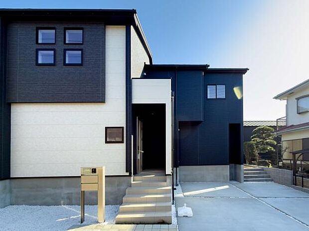 並列駐車可能な広々カースペース。週末のDIYや水遊び、趣味の時間も思いのまま。家族の「やりたい」を叶える自由な空間がここにあります。