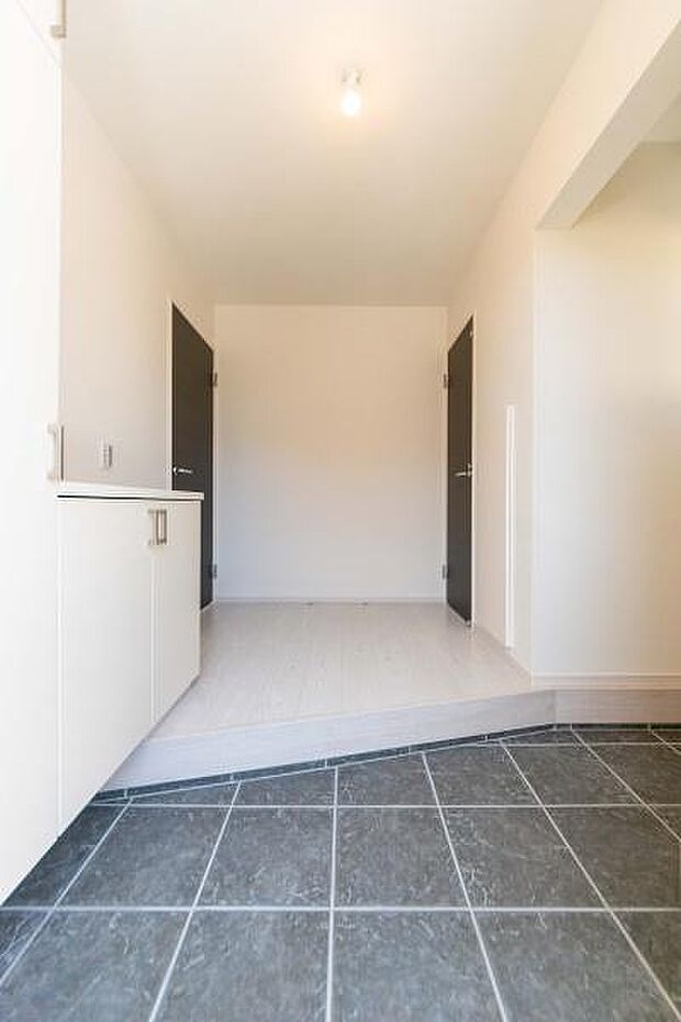 「おかえりなさい」の声が響く、広々とした明るい玄関。ベビーカーや外遊びの道具もすっきり置けて、いつでも家族を綺麗にお迎えできます。