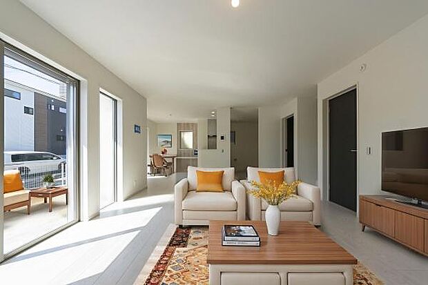 大きな窓からあたたかな陽光が降り注ぐリビング。家族みんなが自然と集まり、笑顔と会話が生まれる心地よい空間が広がります。新しい「我が家」の物語はここから始まります。