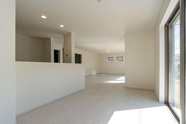 キッチンから見渡せる広々としたLDK。お料理をしながらお子様の遊ぶ様子を見守れる、安心感のある設計が嬉しいですね。家族のつながりを育む、温かい時間が流れます。