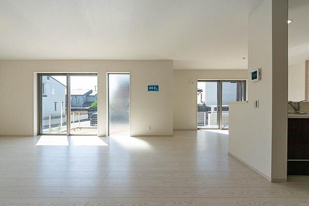 白を基調とした明るく開放的な空間は、どんなインテリアも美しく引き立てます。家族の成長に合わせて、家具のレイアウトを変えながら「我が家色」に染めていく楽しみがあります。