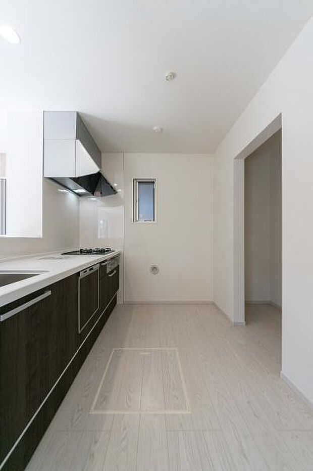 スタイリッシュな対面キッチン。リビングで遊ぶお子様を見守りながらお料理ができます。家族の会話と笑顔が自然と生まれる空間です。