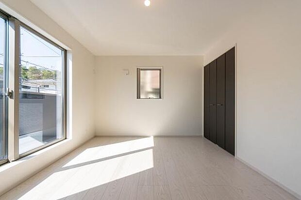 シンプルで使いやすい洋室は、お子様の成長に合わせて子供部屋や書斎に。家族のライフスタイルに寄り添い、夢を育むプライベート空間です。