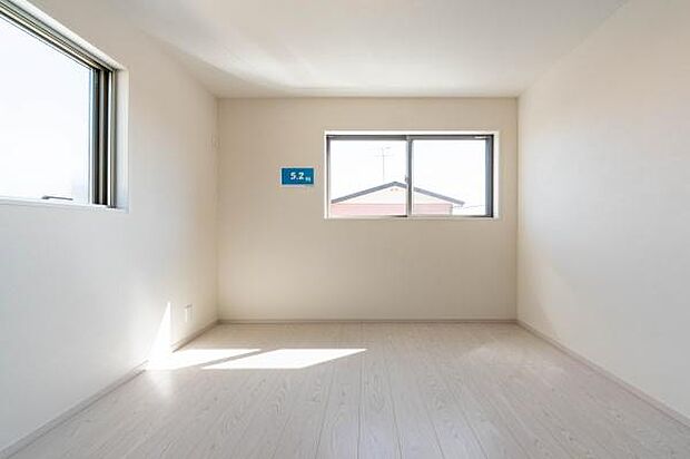 明るいフローリングと落ち着いたデザインが調和した空間。家族一人ひとりの個性を活かせる、心地よいプライベートルームです。