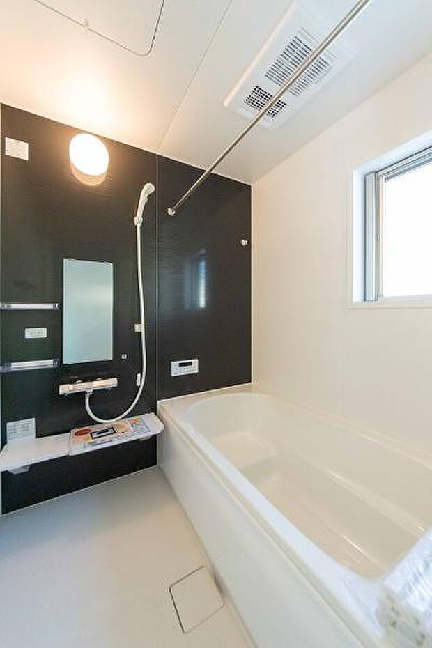 一日の疲れを優しく癒す、落ち着いたデザインのバスルーム。窓からの光と風を感じながら、心ゆくまでリラックスタイムをご堪能いただけます。