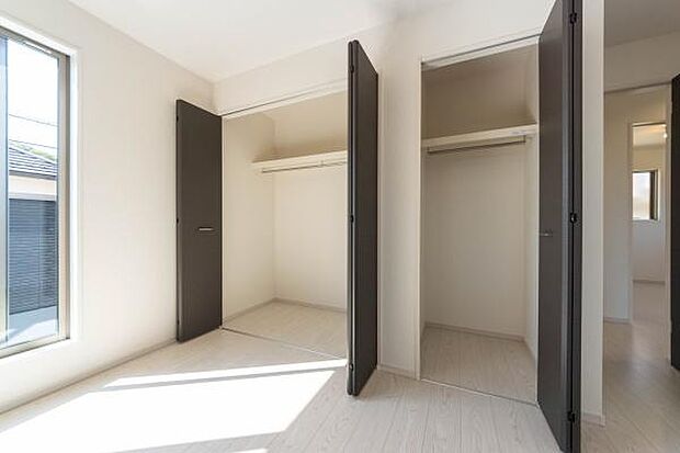 全てのお部屋にクローゼットを完備。お子様それぞれのお部屋を、いつもすっきりと綺麗に保てるのが嬉しいポイントですね。