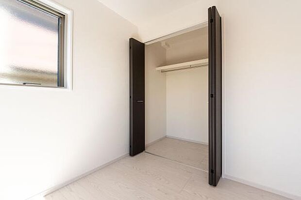 全てのお部屋にクローゼットを完備。お子様それぞれのお部屋を、いつもすっきりと綺麗に保てるのが嬉しいポイントですね。
