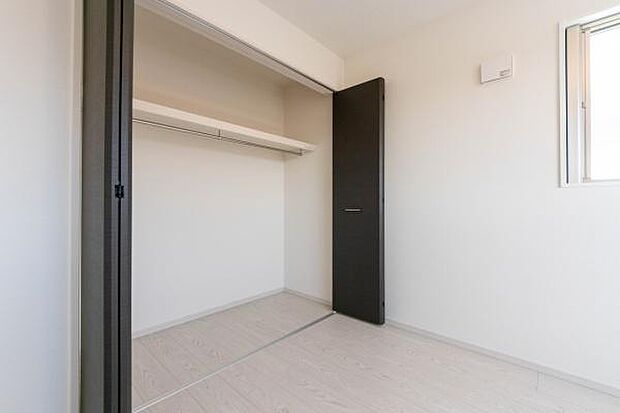 全てのお部屋にクローゼットを完備。お子様それぞれのお部屋を、いつもすっきりと綺麗に保てるのが嬉しいポイントですね。