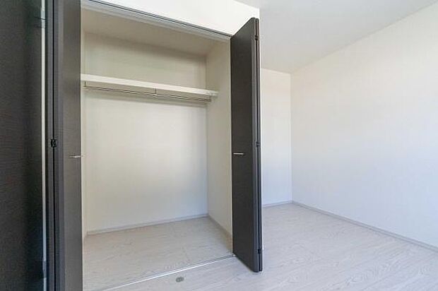 全てのお部屋にクローゼットを完備。お子様それぞれのお部屋を、いつもすっきりと綺麗に保てるのが嬉しいポイントですね。