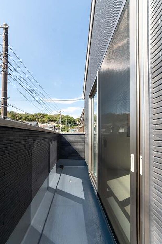 陽光が降り注ぐバルコニーと大容量の収納。洗濯物もカラッと乾き、お部屋はいつもスッキリ。家族の笑顔が増える工夫です