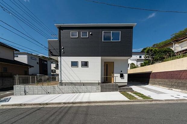 青空と白壁のコントラストが美しい、洗練されたデザイン住宅。この扉の向こうには、陽光あふれる明るい空間が広がっています。家族の新しい物語をここから始めませんか。