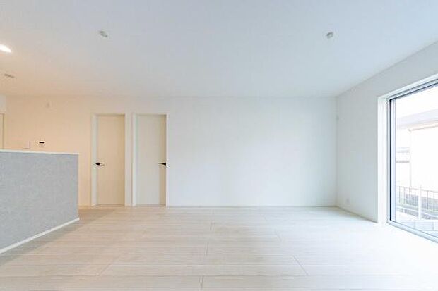 広々としたリビングは、家族の笑顔が自然と集まる場所。キッチンから室内が見渡せる安心の間取りが、忙しいママの毎日を優しくサポートします。