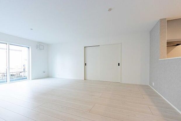 明るい陽光に包まれる、家族の特等席。白を基調とした開放感あふれるリビングで、お子様の成長をゆったりと見守る穏やかな日常が始まります。