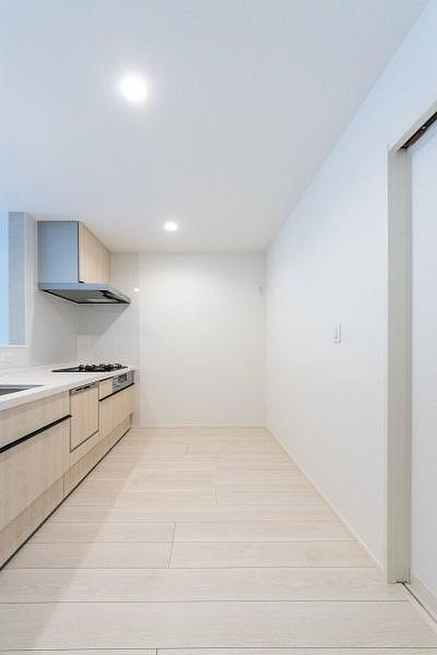 食洗機付きのシステムキッチンで後片付けもスムーズに。ゆとりある通路幅は、お子様と一緒に料理を楽しむ食育の場としても最適です。