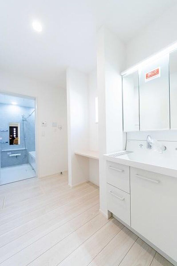 白を基調とした清潔感ある洗面室。バスルームへの動線もスムーズで、お子様との慌ただしい入浴タイムも笑顔でゆったり過ごせます。