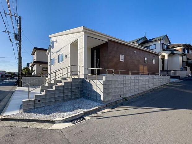 青空に映える白い外観。段差の少ない平屋なら、小さなお子様との暮らしも安心。家族の距離が自然と近くなる、理想の住まいです。