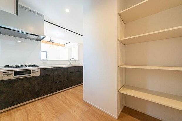 キッチン横の大容量パントリーが嬉しい。食材のストックも楽々で、いつでもすっきりと片付いたキッチンを実現します。