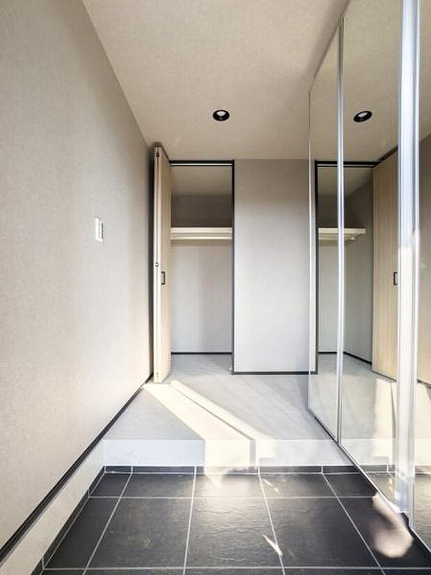 玄関横の大型収納で、靴も外遊び道具もスッキリ。ベビーカーもそのまま置ける広々土間で、毎日のお出かけがスムーズに。心にもゆとりが生まれる玄関です。