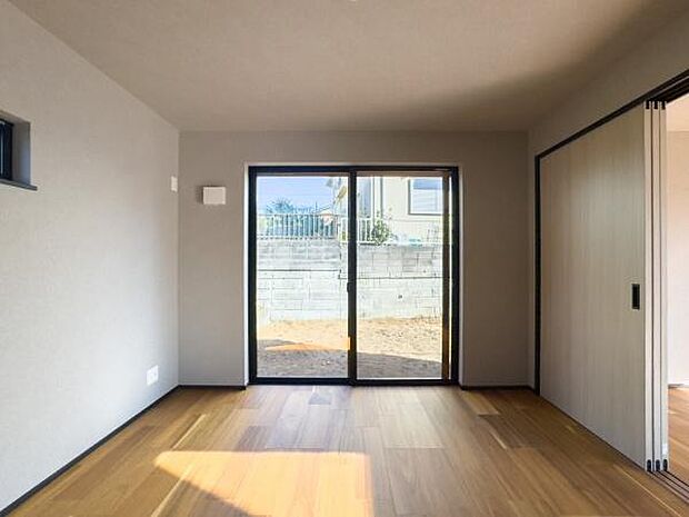 お庭で遊ぶお子様を室内から見守れる安心感。陽だまりと笑顔が溢れるリビングで、家族の幸せな時間を育みませんか？