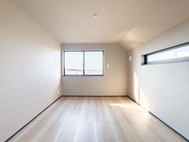 たっぷりの陽光が降り注ぐ、開放的な明るい洋室。心地よい風が通り抜ける空間は、毎日の暮らしに安らぎを運びます。