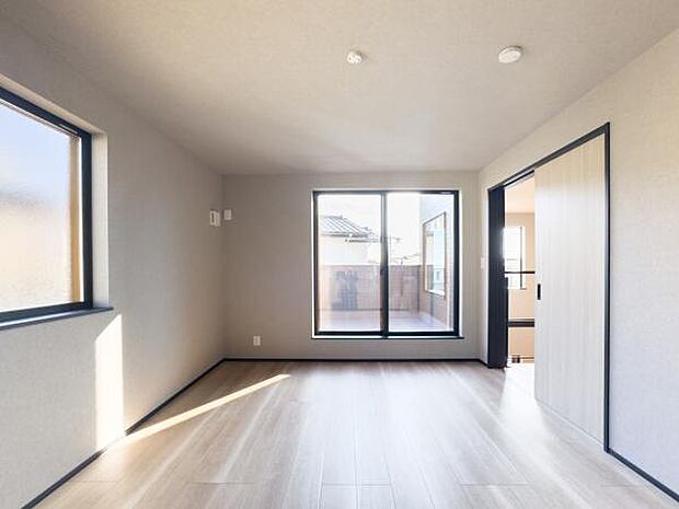 お子様の成長に合わせて自由に使えるフレキシブルな設計。朝日が差し込む部屋なら、勉強も遊びも健やかに楽しめます。