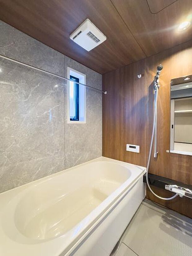 お子様と一緒に入ってもゆとりの広さ。毎日のバスタイムが楽しい家族団らんの時間になる、温かみのある空間です。