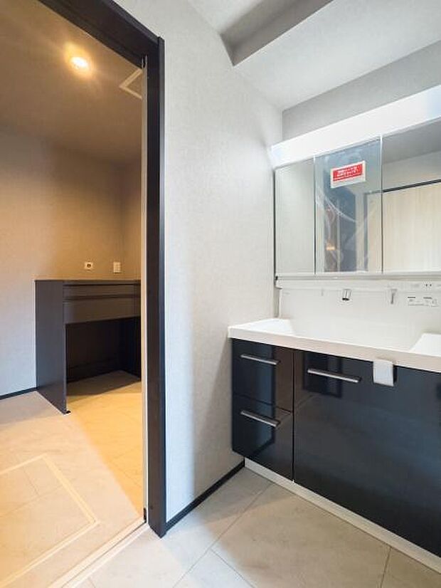 清潔感あふれる洗面室と、木のぬくもり感じるバスルーム。一日の疲れを癒す、至福のバスタイムを。