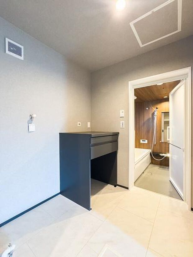 広々とした脱衣スペースで、毎日の家事も快適に。忙しい朝もゆとりを持って過ごせる空間設計です。