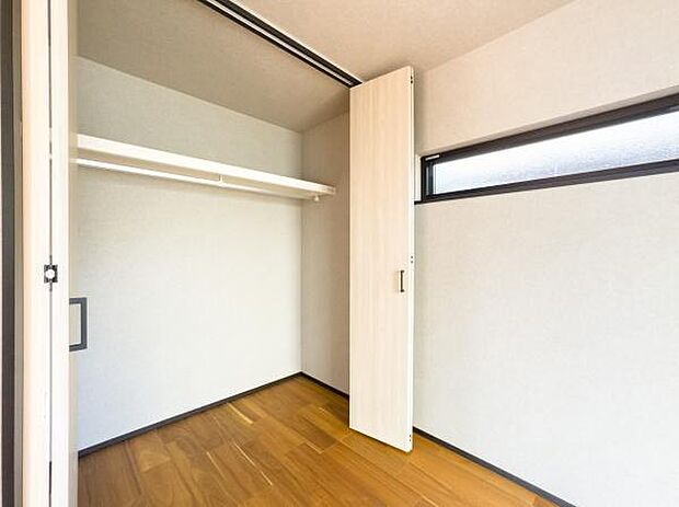 お子様自身がお片付けしやすい設計の収納。増え続けるおもちゃや学校用品もスッキリ収まり、自然と整理整頓の習慣が身につく工夫が満載です。