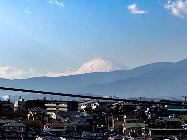 窓を開ければ深呼吸したくなる清々しい眺望。富士山を望むこの場所で、家族の温かな思い出を積み重ねていきませんか。ぜひ現地でご体感を。